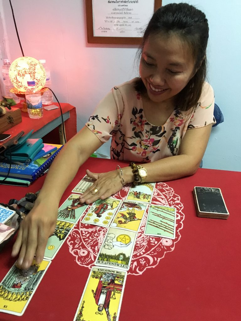 tarot-thailand-dealing